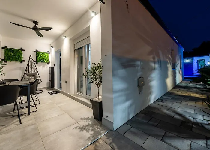 Vikendica Tiny Pool House Vir